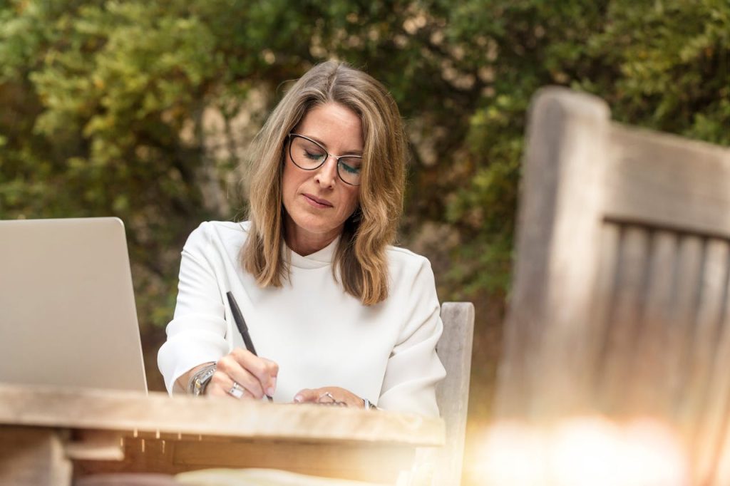 Vrouw schrijven met ChatGPT